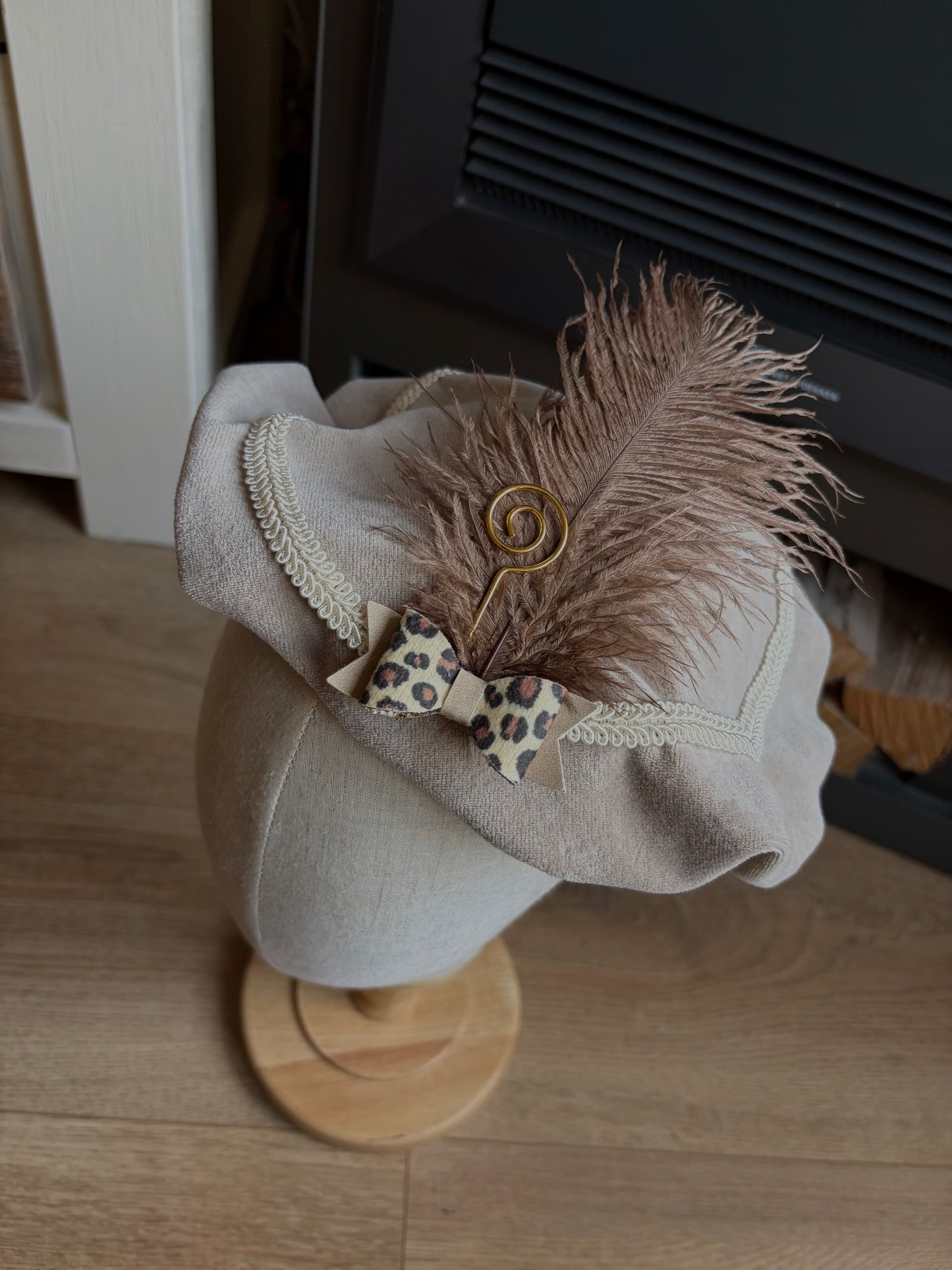 Luxe pietenmuts - Beige met tijgerprint strik
