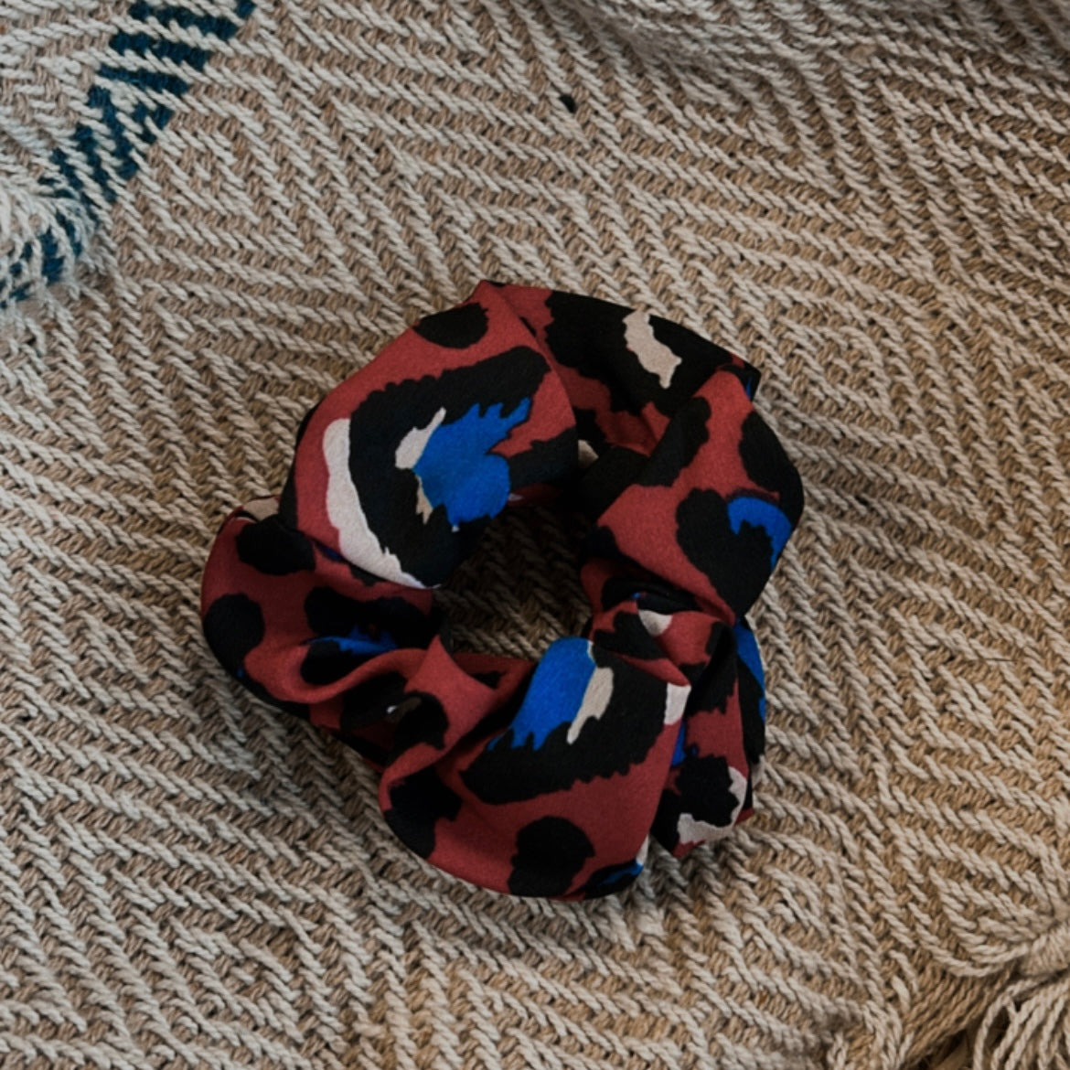 Scrunchie rood blauw tijgerprint