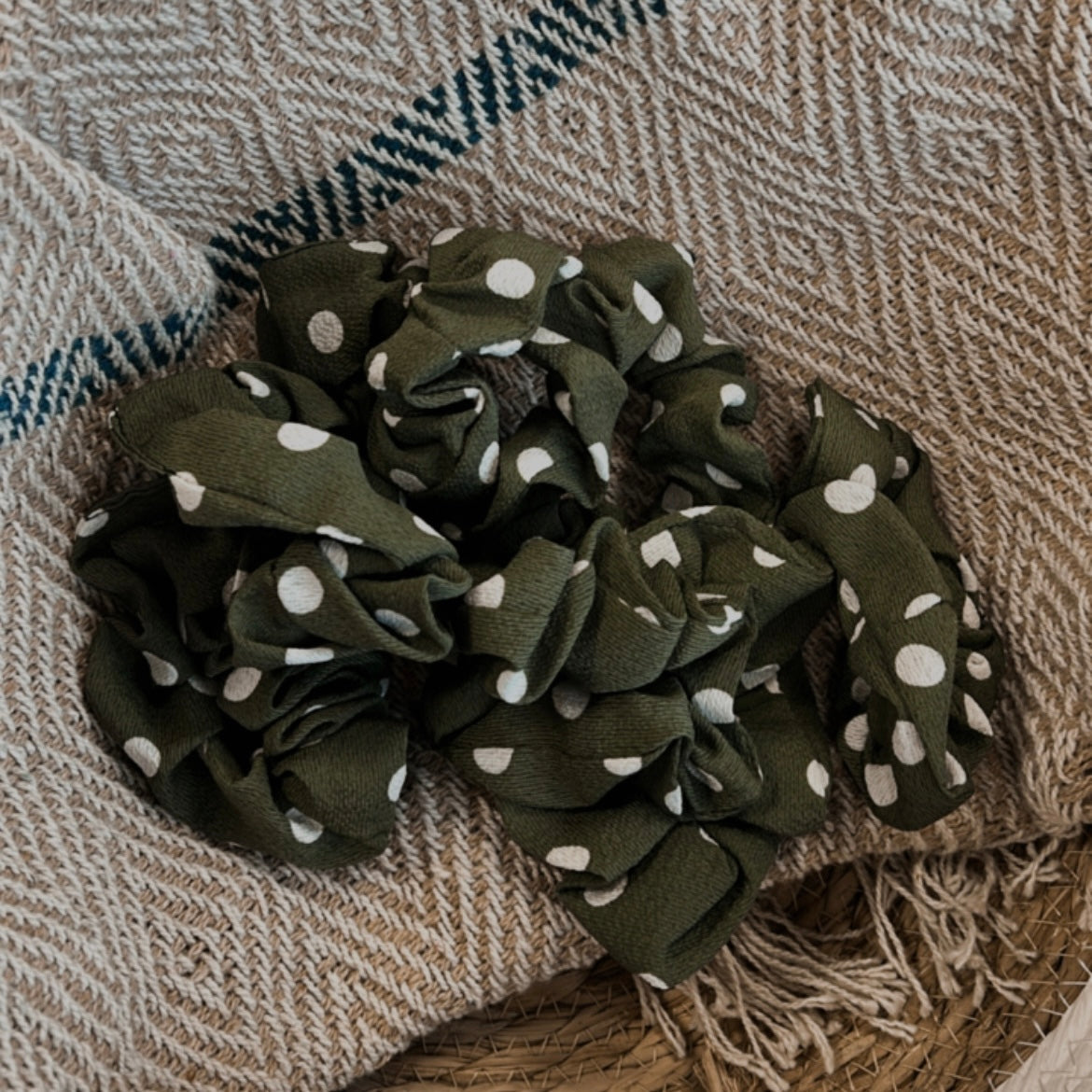Scrunchie groen met stippen