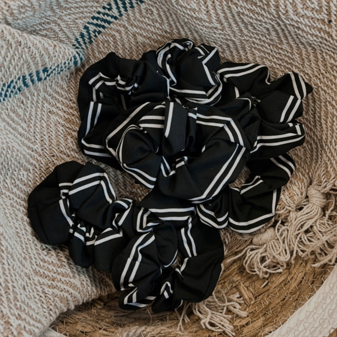 Scrunchie streepjes zwart