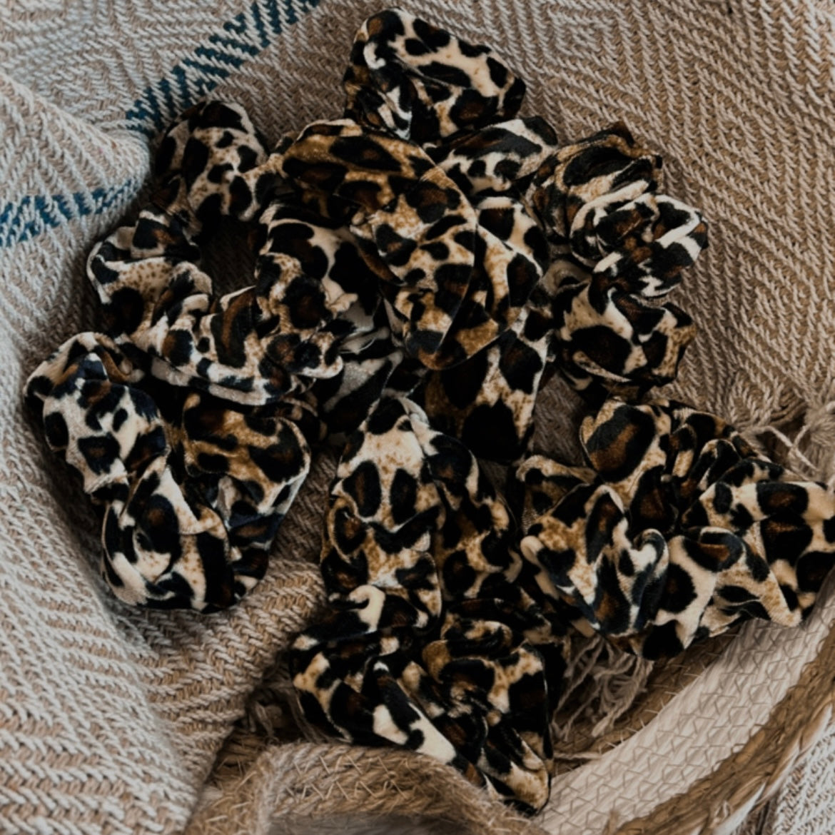 Scrunchie tijgerprint grote stippen
