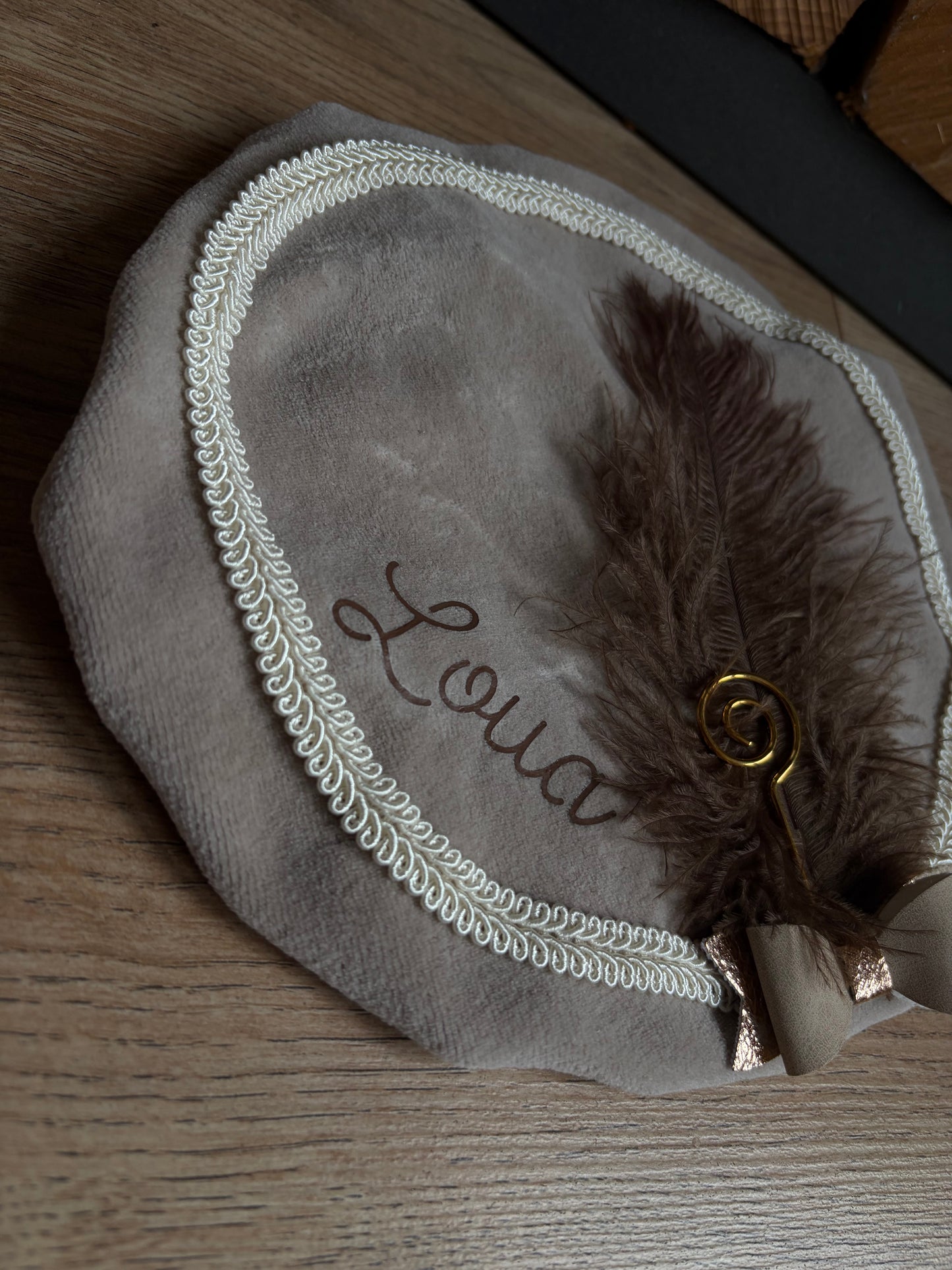 Luxe pietenmuts - beige met strik goud
