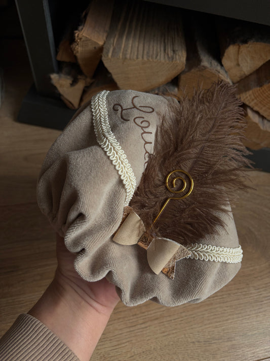 Luxe pietenmuts - beige met strik goud