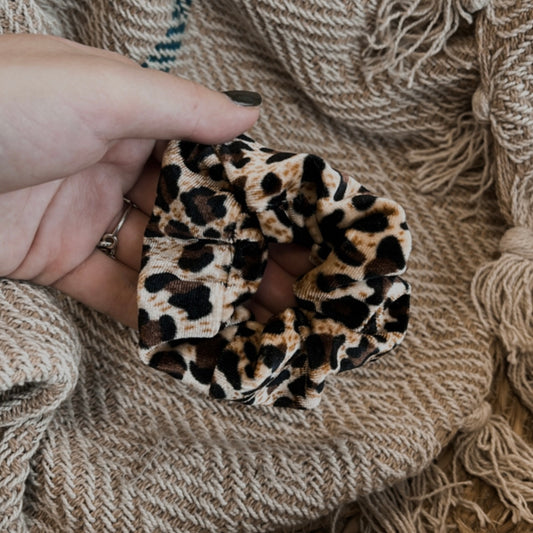 Scrunchie tijgerprint grote stippen