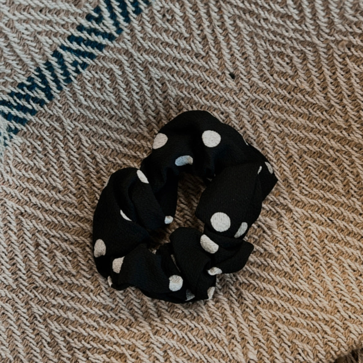 Scrunchie zwart met stippen