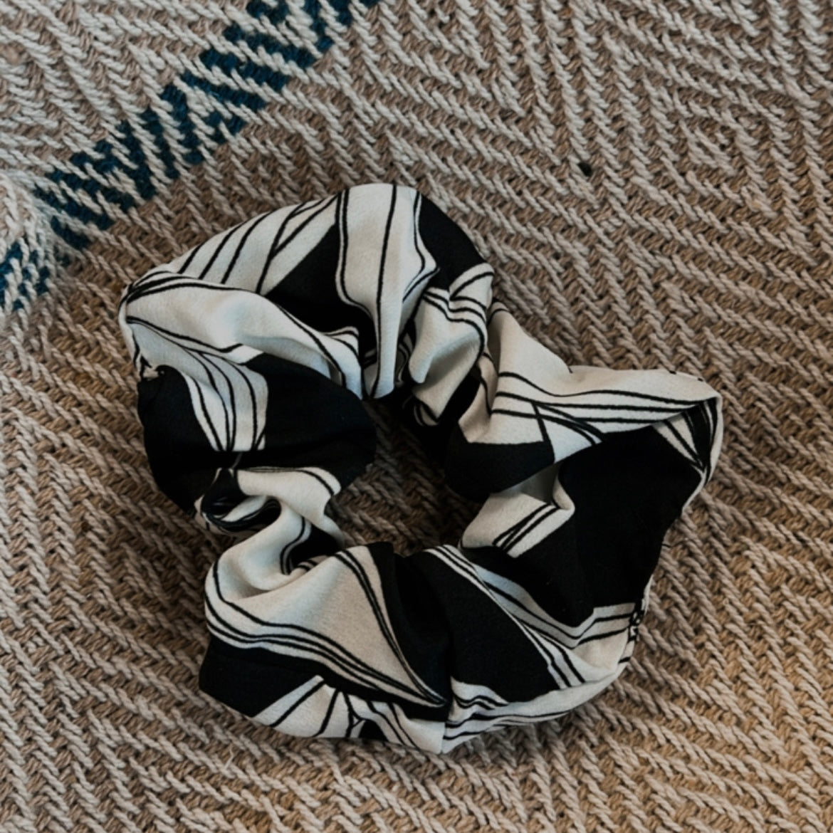 Scrunchie leave zwart wit