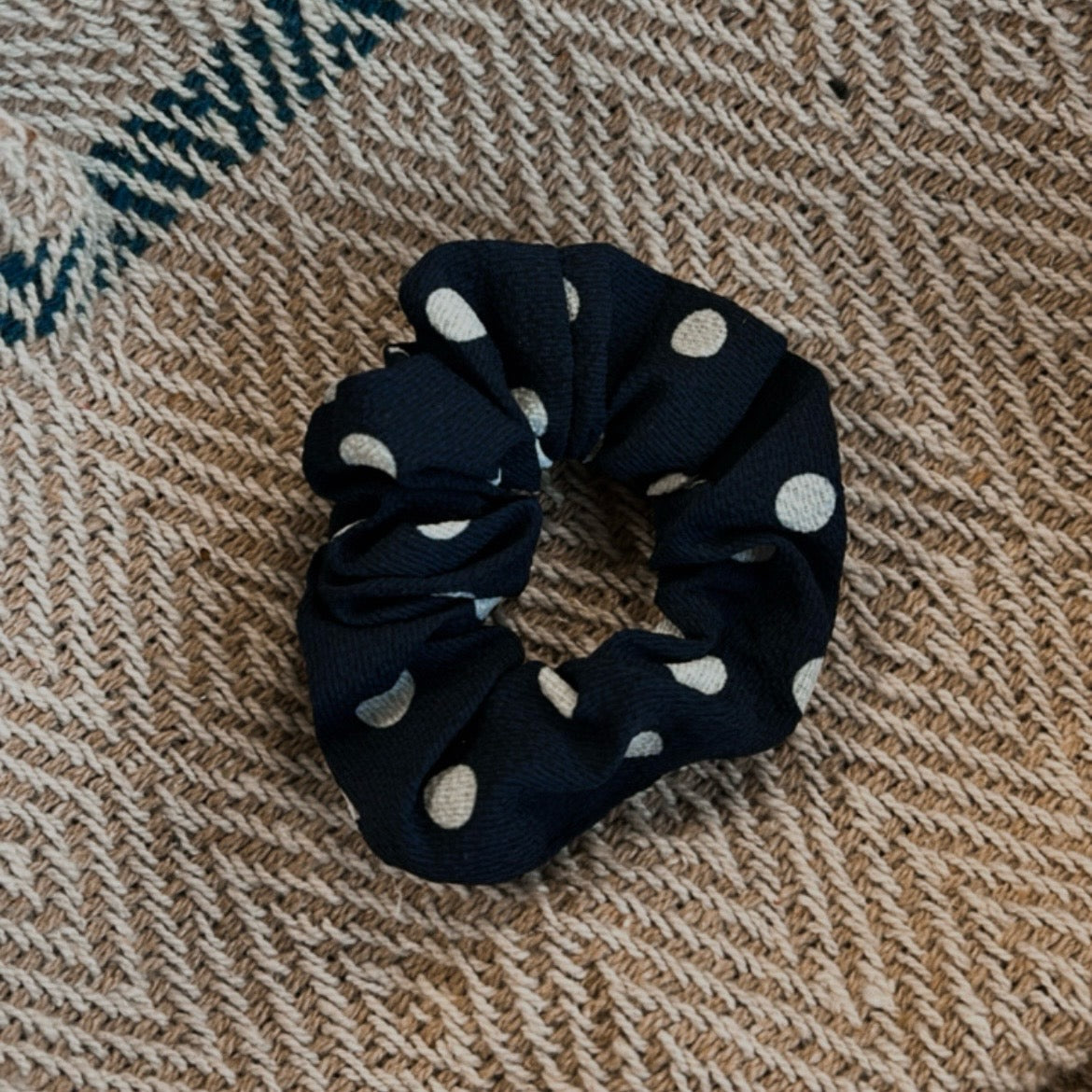 Scrunchie navy blauw met stippen