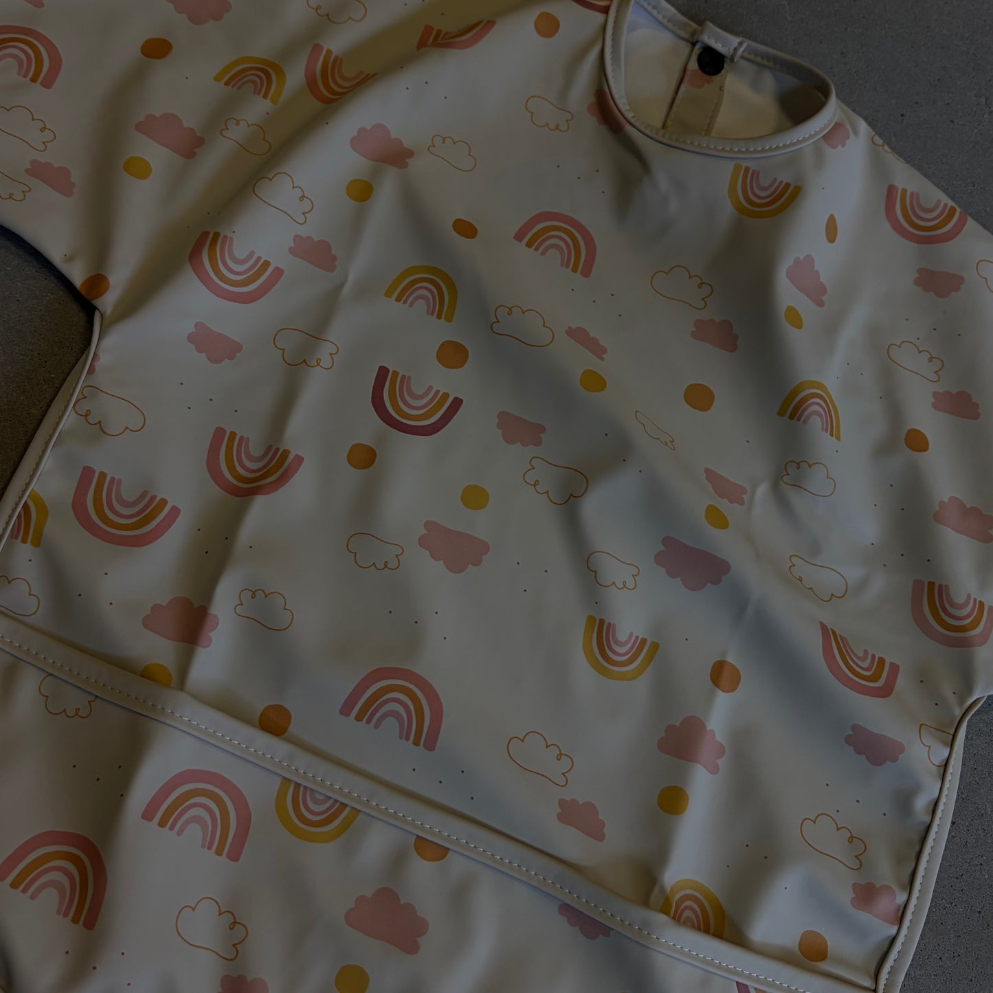 Waterproof slab met mouwen – verstelbaar (0–4 jaar) regenboog