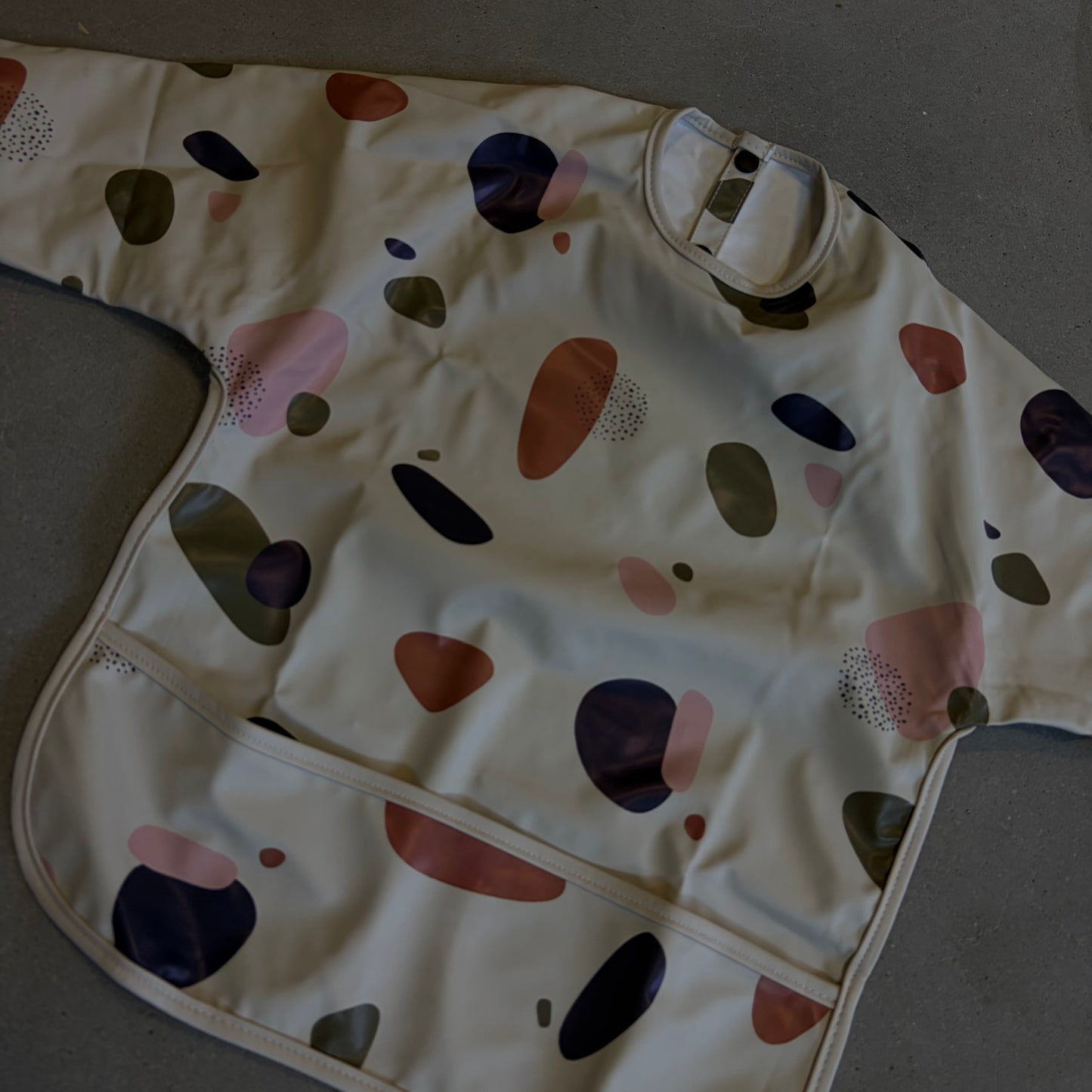 Waterproof slab met mouwen – verstelbaar (0–4 jaar) vlekjes