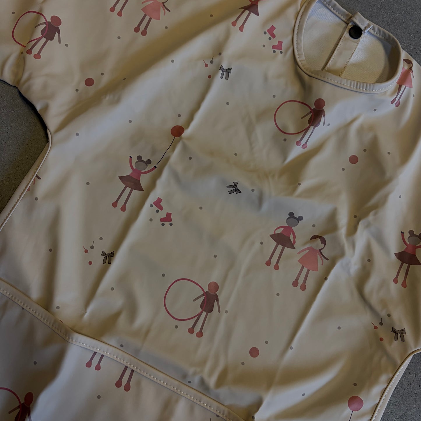 Waterproof slab met mouwen – verstelbaar (0–4 jaar) popjes