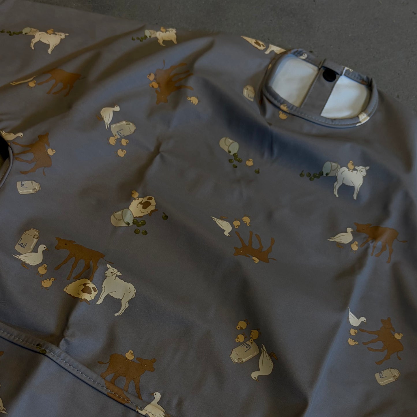Waterproof slab met mouwen – verstelbaar (0–4 jaar) boerderij