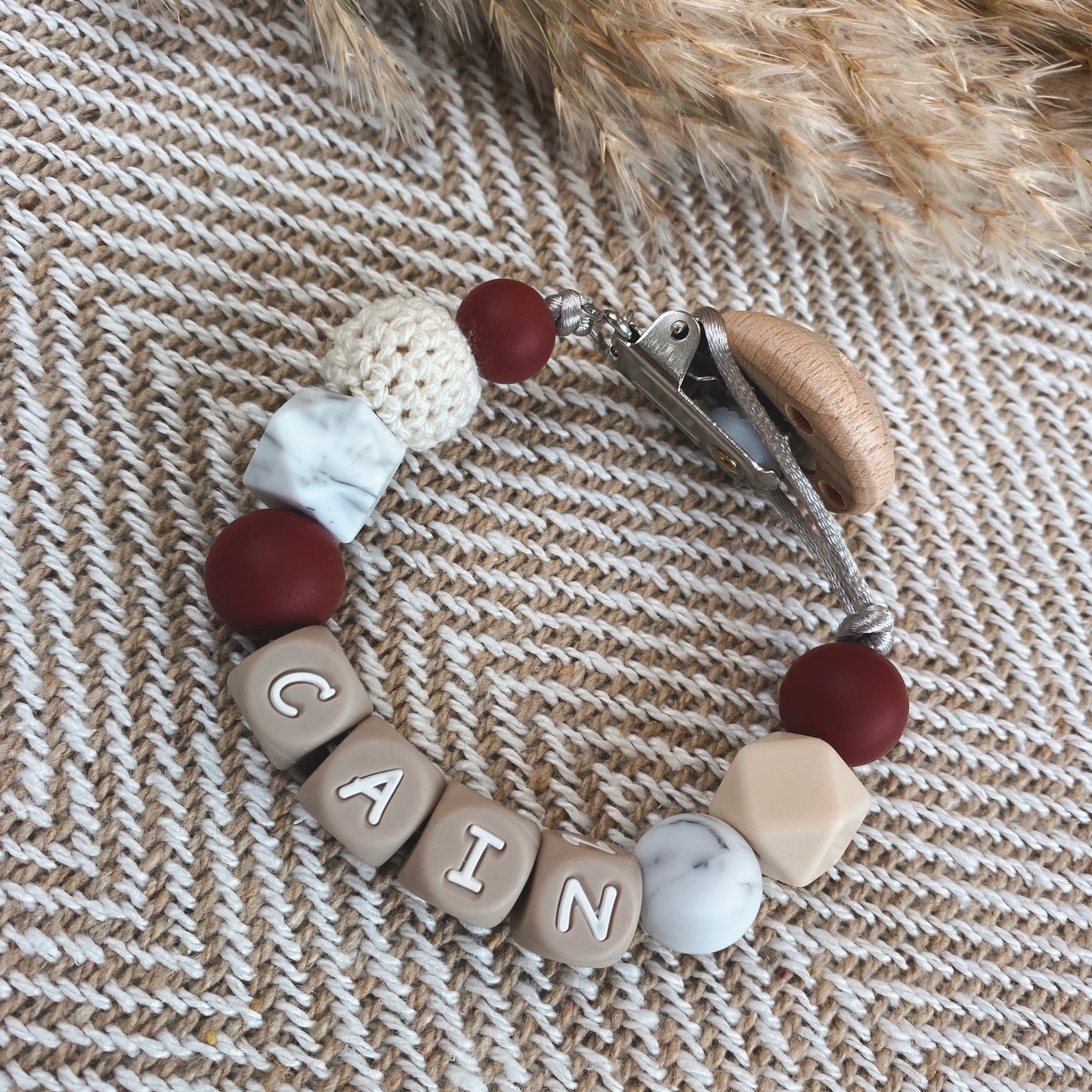 Speenkoord met naam | beige & bordeaux