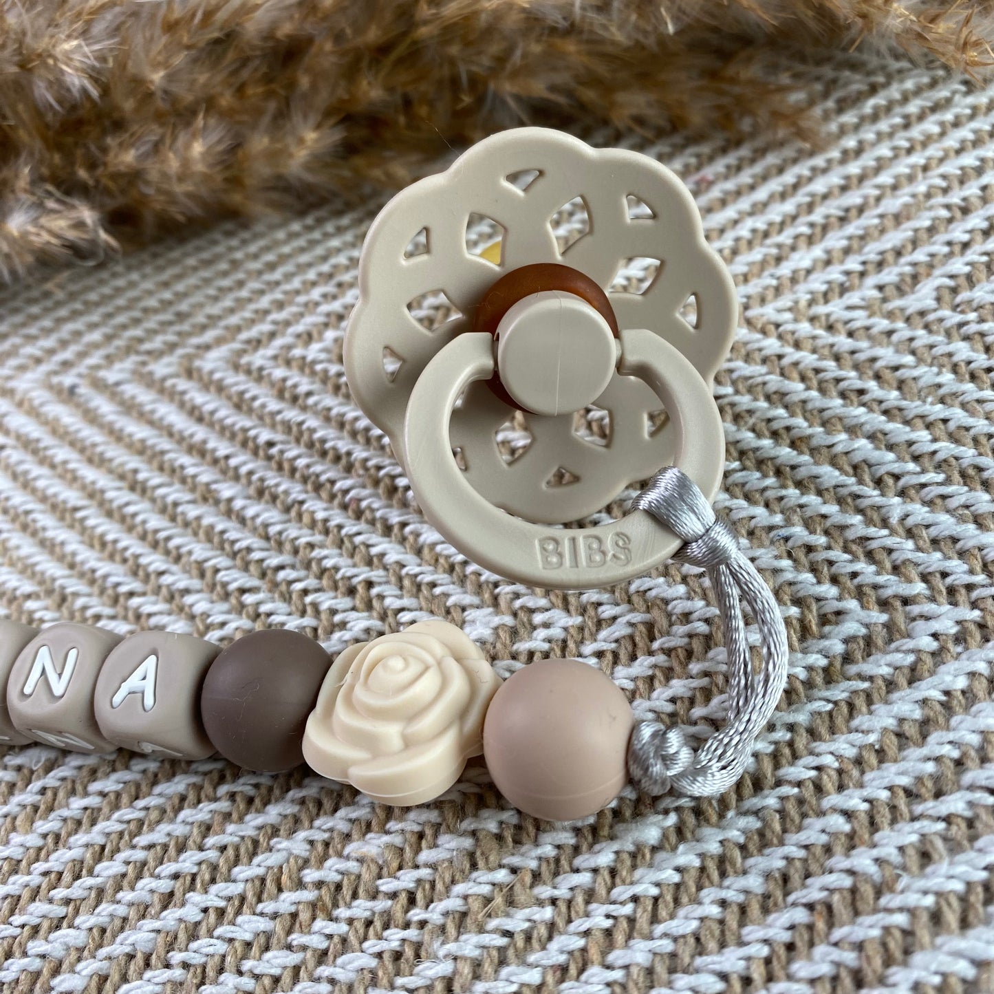 Speenkoord met naam | bloem beige