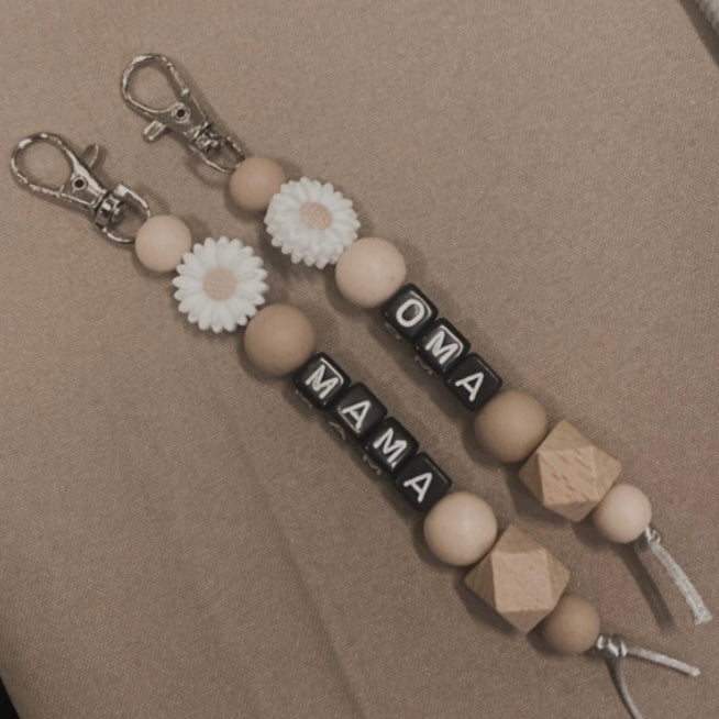 Sleutelhanger | Bloem wit & zwarte letters