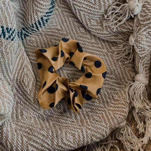Scrunchie oker geel stippen