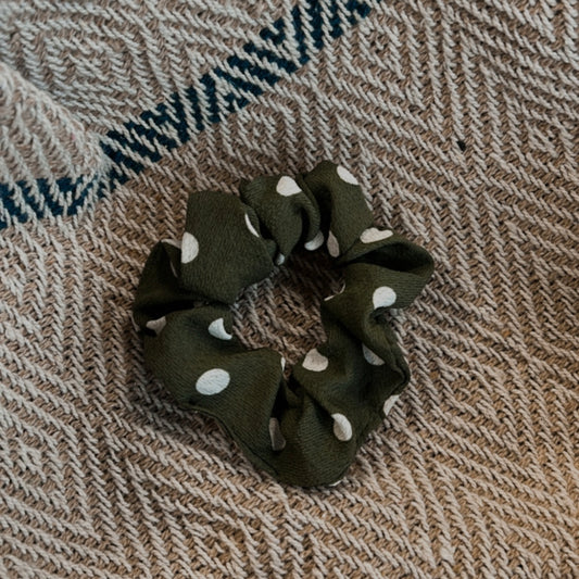 Scrunchie groen met stippen