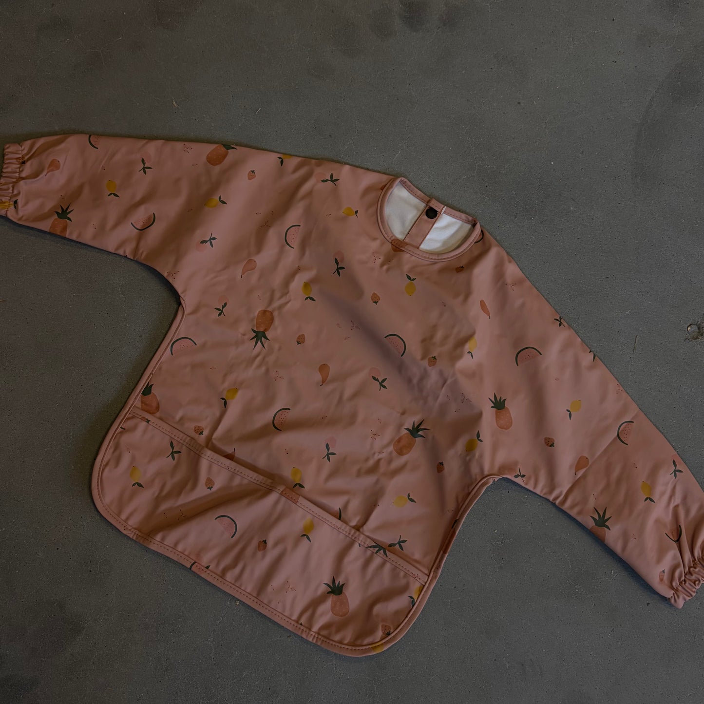 Waterproof slab met mouwen – verstelbaar (0–4 jaar) fruit peach