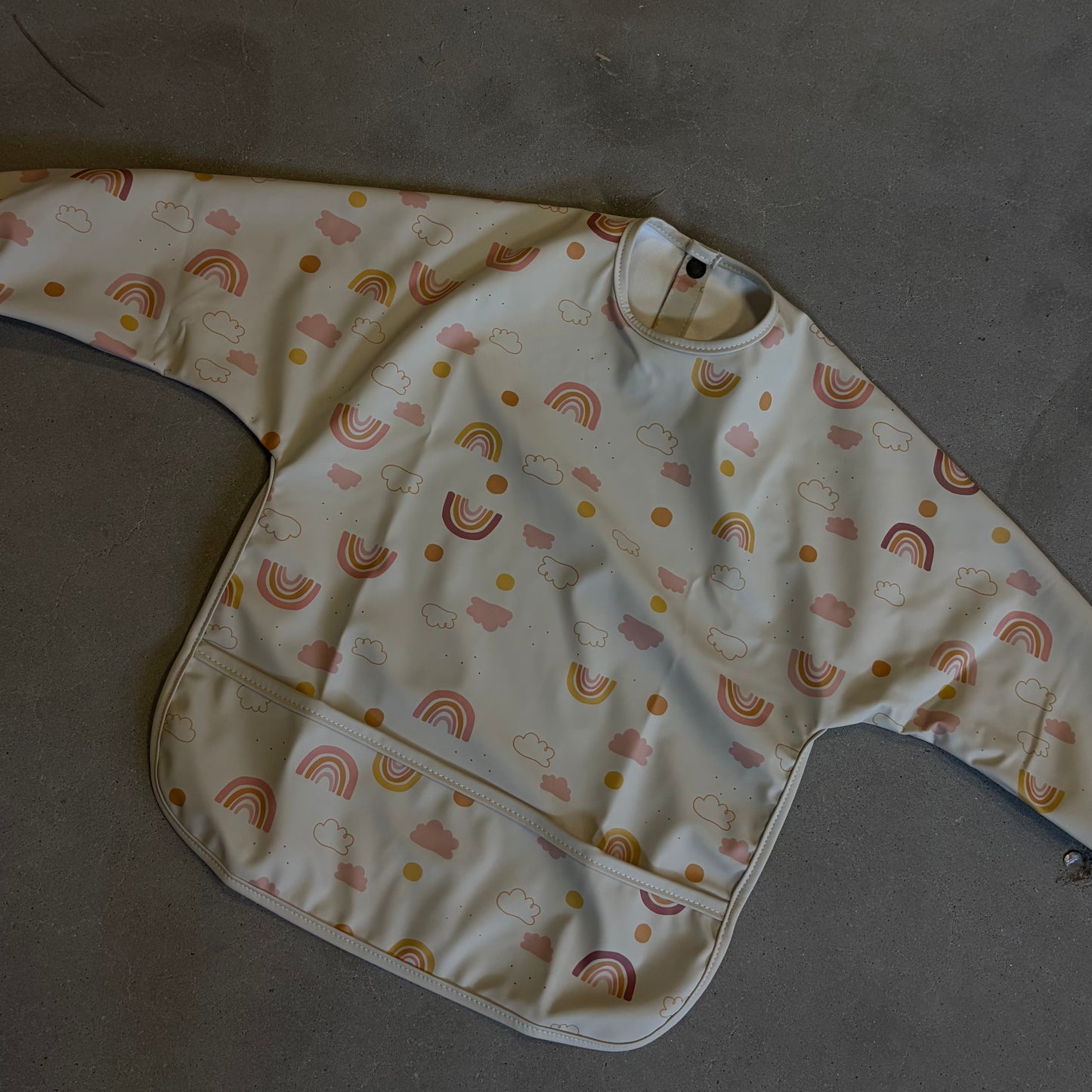 Waterproof slab met mouwen – verstelbaar (0–4 jaar) regenboog