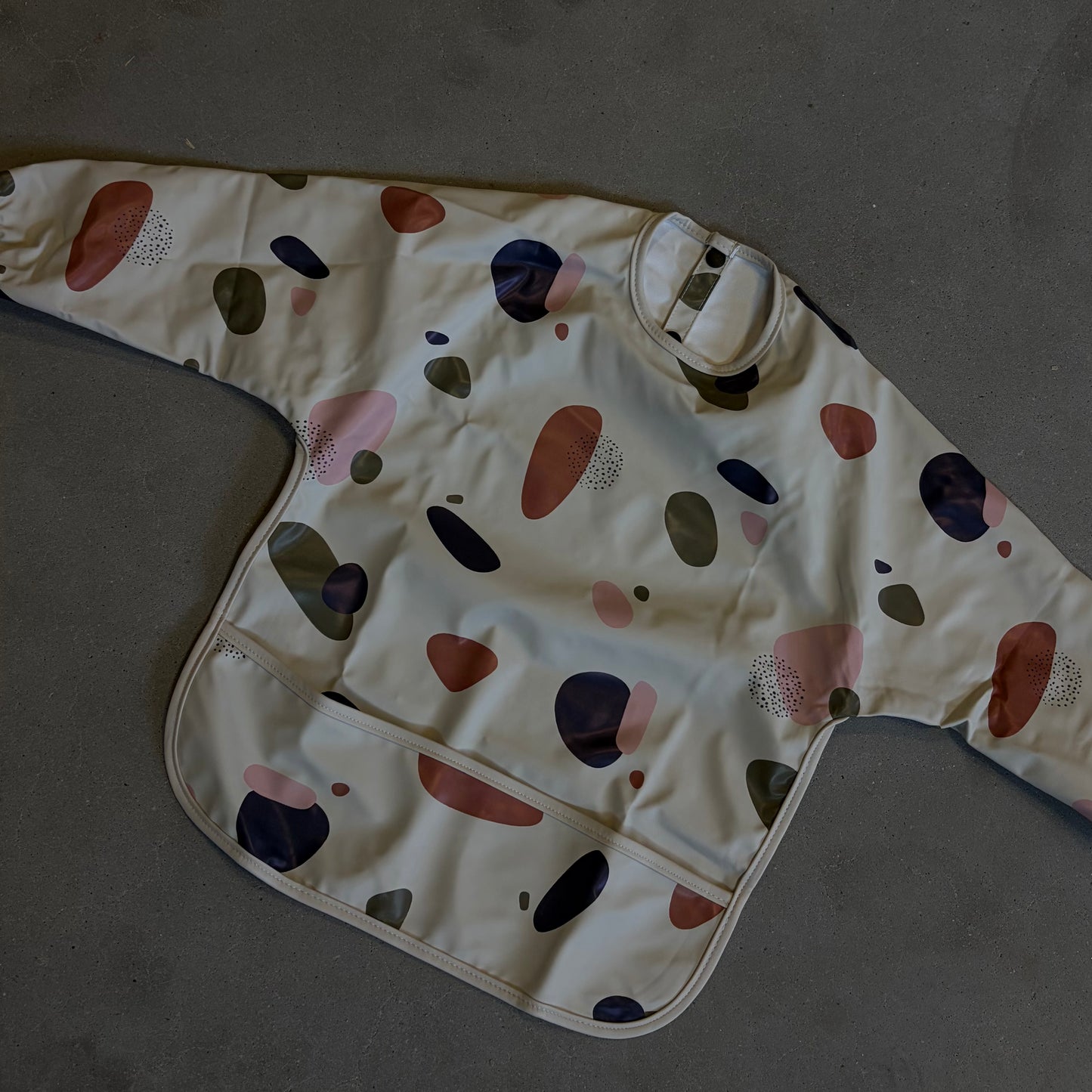 Waterproof slab met mouwen – verstelbaar (0–4 jaar) vlekjes
