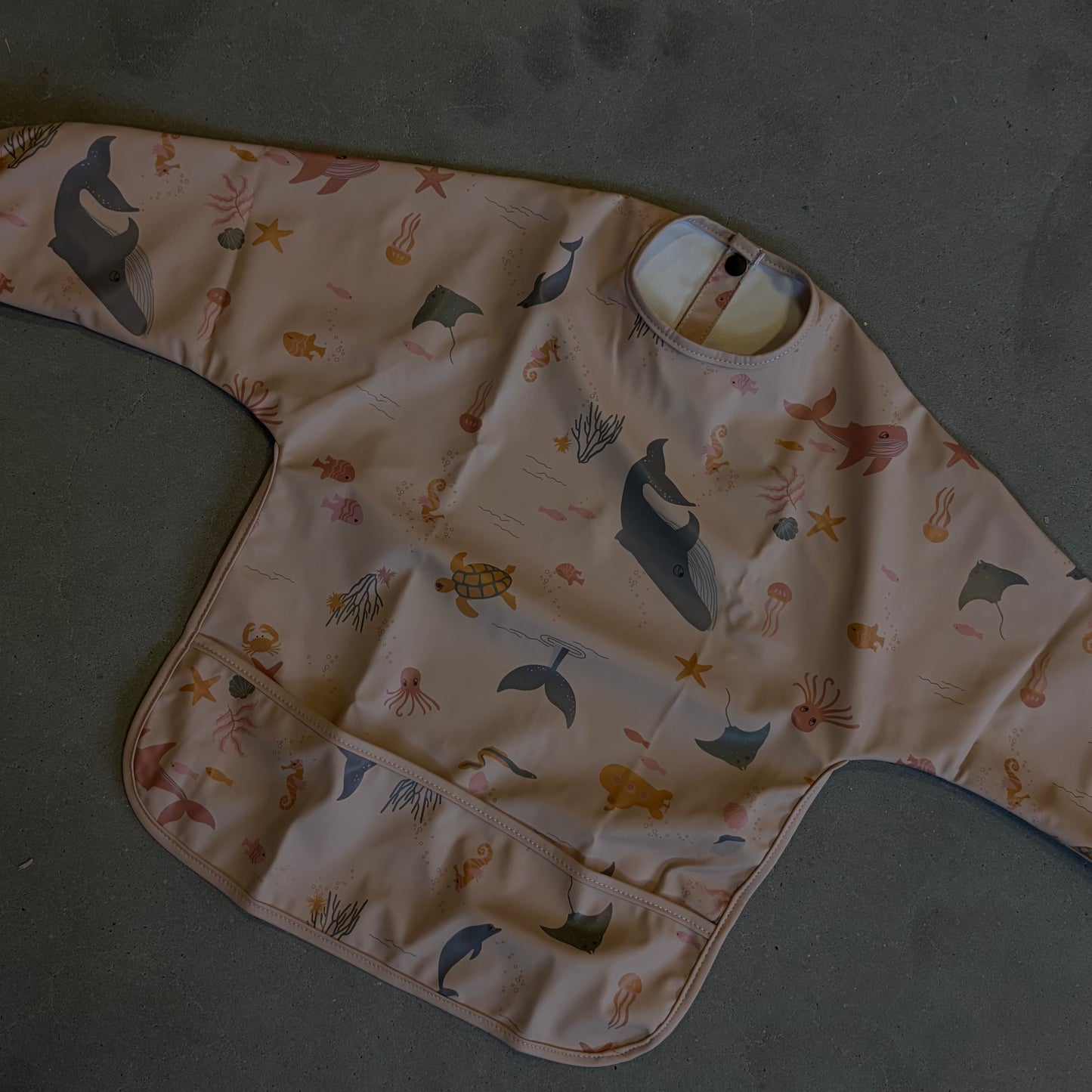 Waterproof slab met mouwen – verstelbaar (0–4 jaar) walvis peach