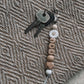 Sleutelhanger | Bloem wit & houten letters