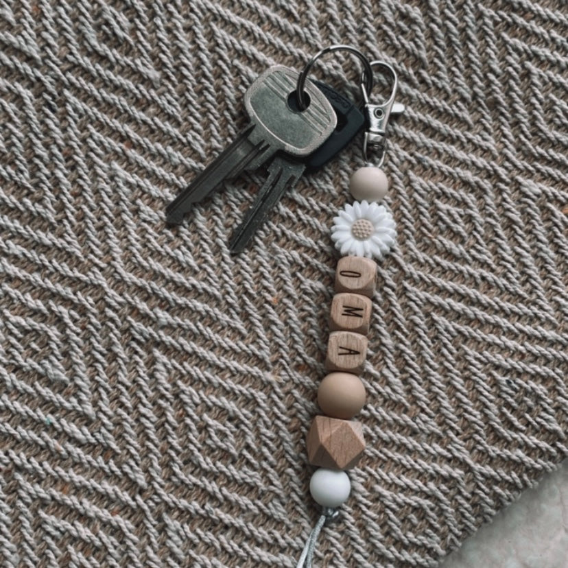 Sleutelhanger | Bloem wit & houten letters