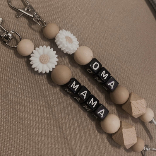 Sleutelhanger | Bloem wit & zwarte letters