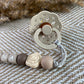 Speenkoord met naam | bloem beige