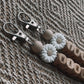 Sleutelhanger | Bloem wit & houten letters