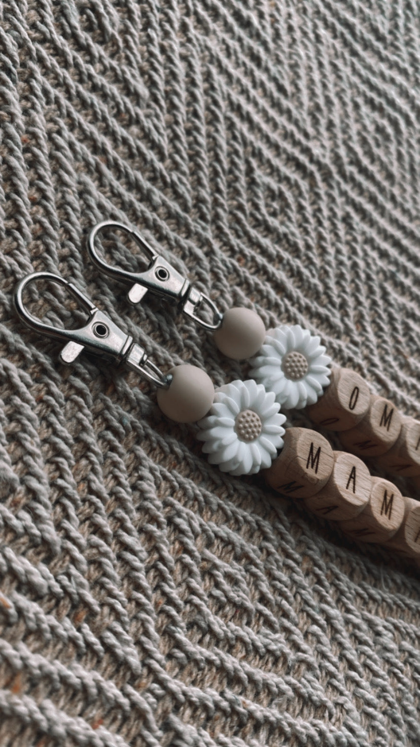 Sleutelhanger | Bloem wit & houten letters